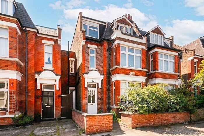3 Bedroom Flat To Rent In Dyne Road, London, NW6
