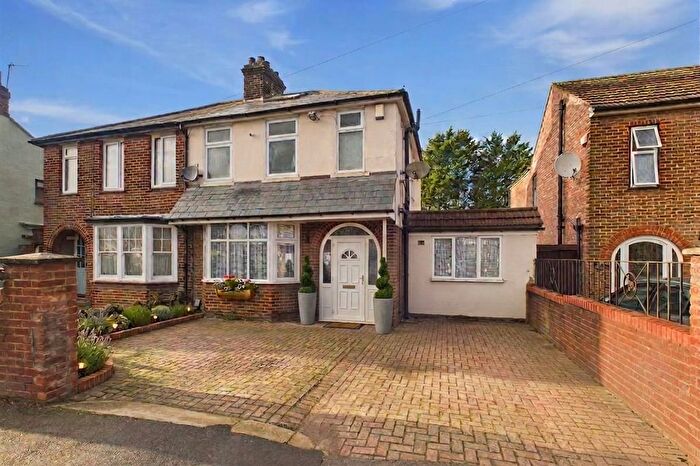 4 Bedroom Semi-detached House For Sale In Houghton Road, Dunstable, Bedfordshire, LU5