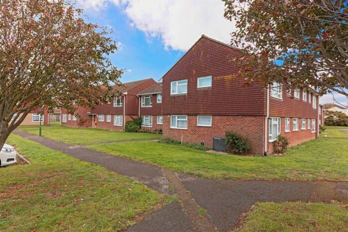 2 Bedroom Flat To Rent In Beachcroft Place, Lancing, BN15