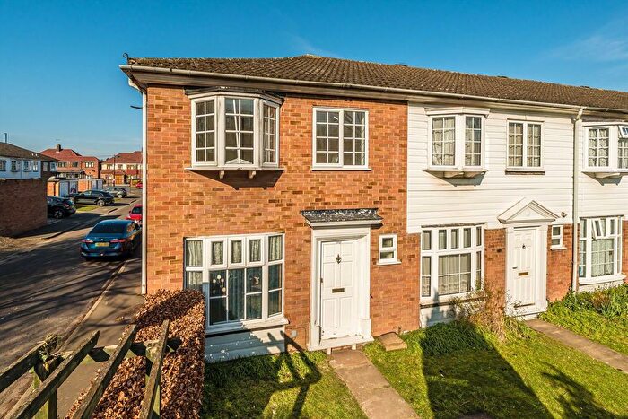 3 Bedroom Property To Rent In Yeomans Mews, Isleworth, TW7