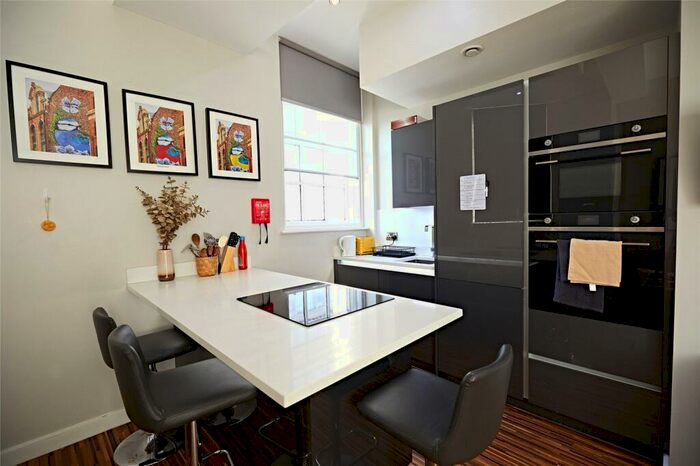 Apartment To Rent In Apt, Cross Street #, M2