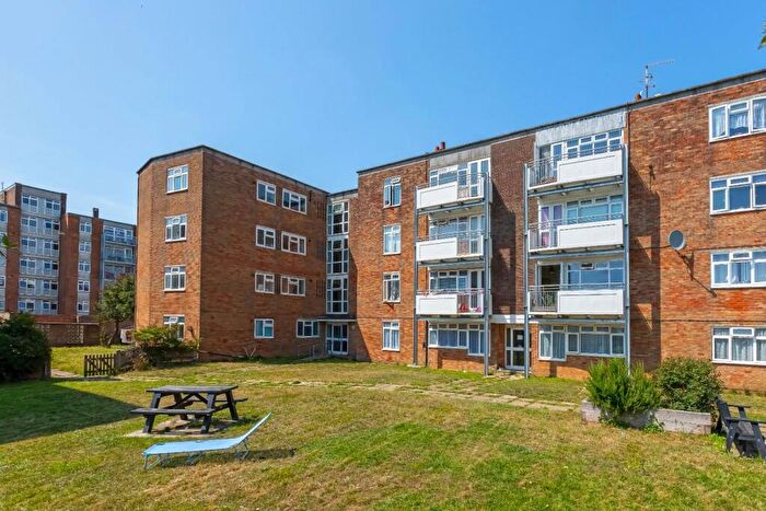 1 Bedroom Flat For Sale In Butts Road, Southwick, Brighton, BN42