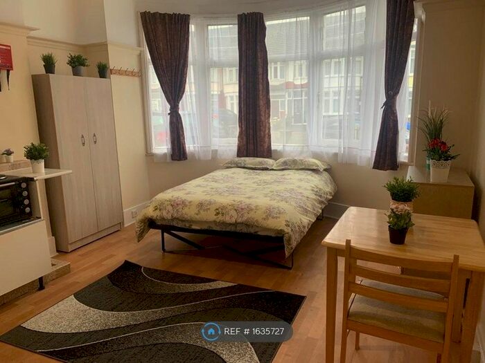 Studio To Rent In Berkshire Gardens, London, N13