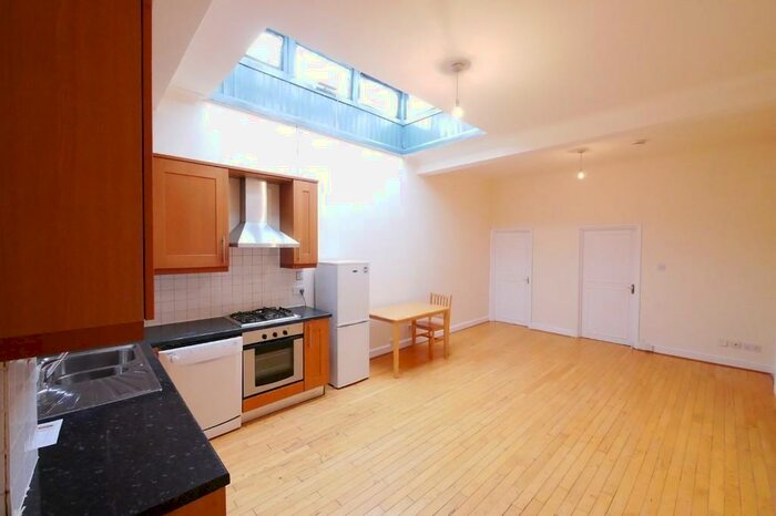 2 Bedroom Apartment To Rent In Green Lanes, Palmers Green, London, N13