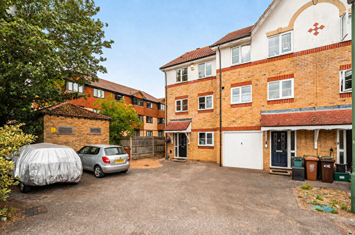 4 Bedroom End Of Terrace House For Sale In Highgrove Mews, Carshalton, SM5