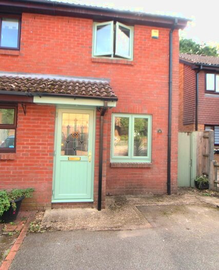 2 Bedroom End Of Terrace House To Rent In Cygnus Gardens, SO45