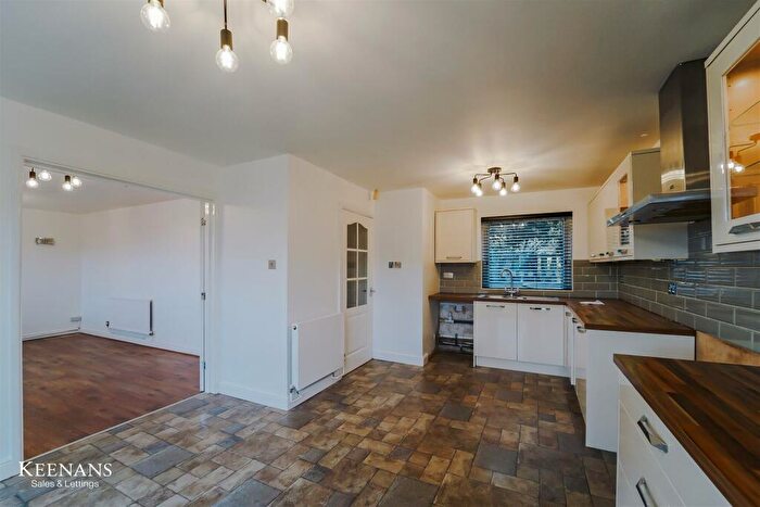 4 Bedroom Semi-Detached House To Rent In Limefield Brow, Bury, BL9