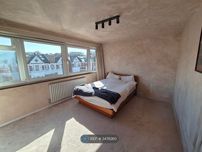 2 Bedroom Flat To Rent In South Park Road, London, SW19