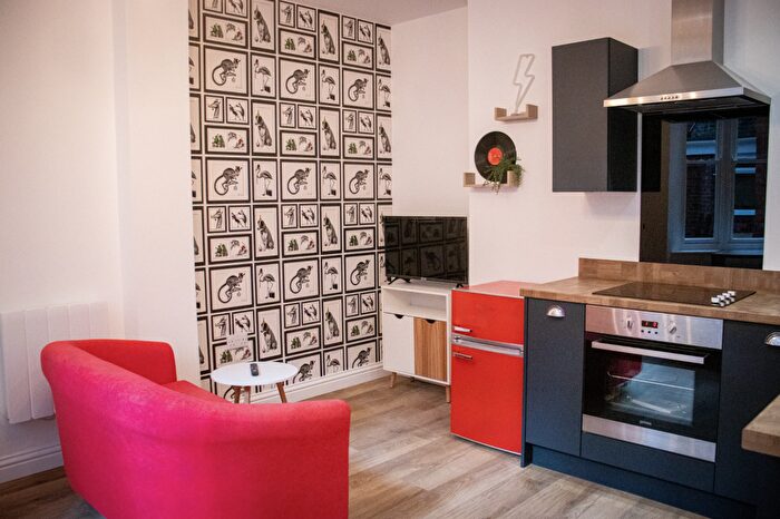 1 Bedroom Flat To Rent In Bedroom Student Flat - Bank Street, LN2