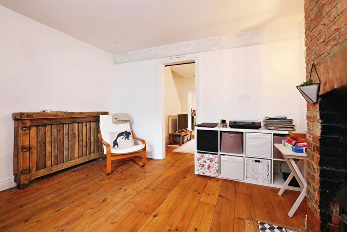 1 Bedroom House To Rent In New Road, Calne, SN11