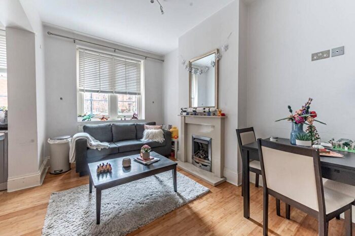 2 Bedroom Flat To Rent In Park Walk, Chelsea, London, SW10