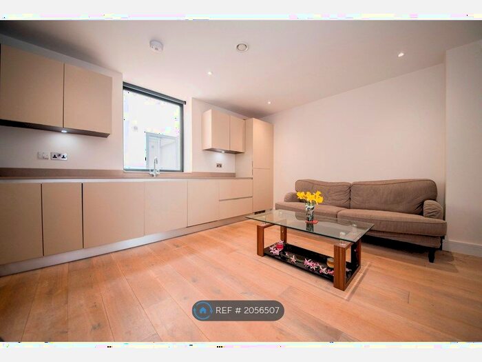 3 Bedroom Flat To Rent In Akexa House, London, N4