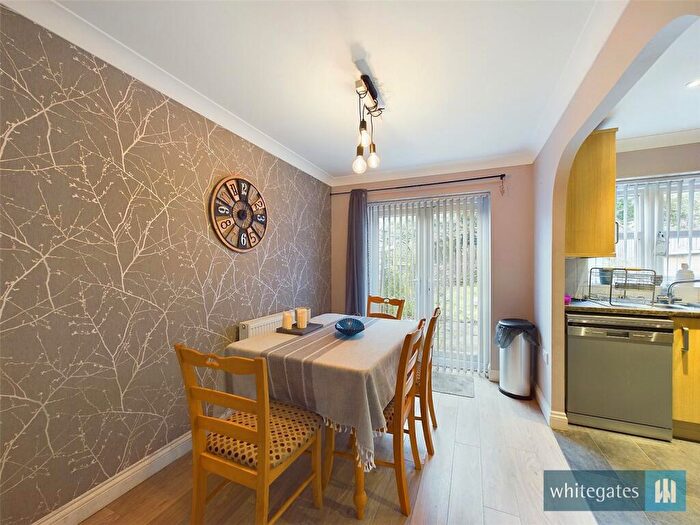 3 Bedroom Town House For Sale In Frogmoor Avenue, Bradford, West Yorkshire, BD12