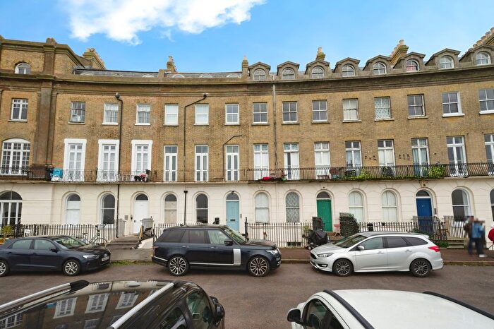 1 Bedroom Flat For Sale In Sea Front, Hayling Island, Hampshire, PO11