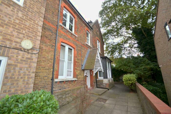 1 Bedroom Flat To Rent In Berkeley Mount, Old Road, Chatham, ME4