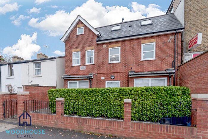 2 Bedroom Flat To Rent In Lodge Lane, London, N12