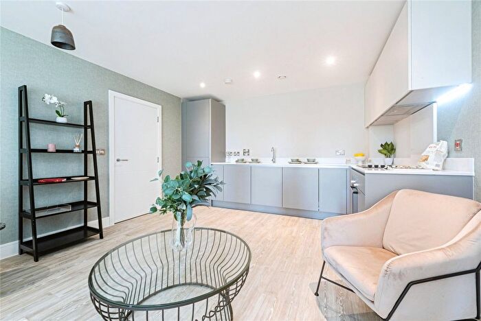 2 Bedroom Flat For Sale In Kings Road, Newbury, Berkshire, RG14