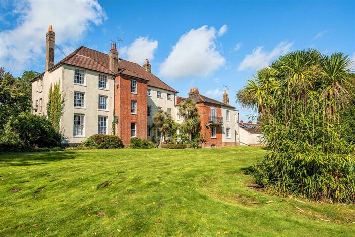 2 Bedroom Flat For Sale In Titchfield Lane, Wickham, PO17