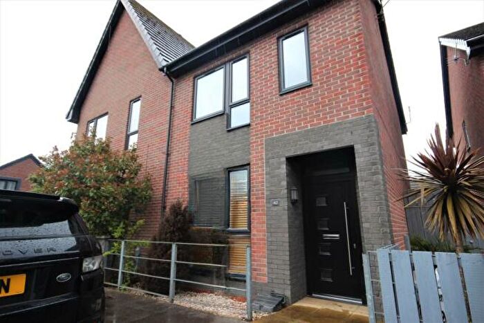 3 Bedroom Semi-Detached House To Rent In Ringrose Street, Hull, HU3