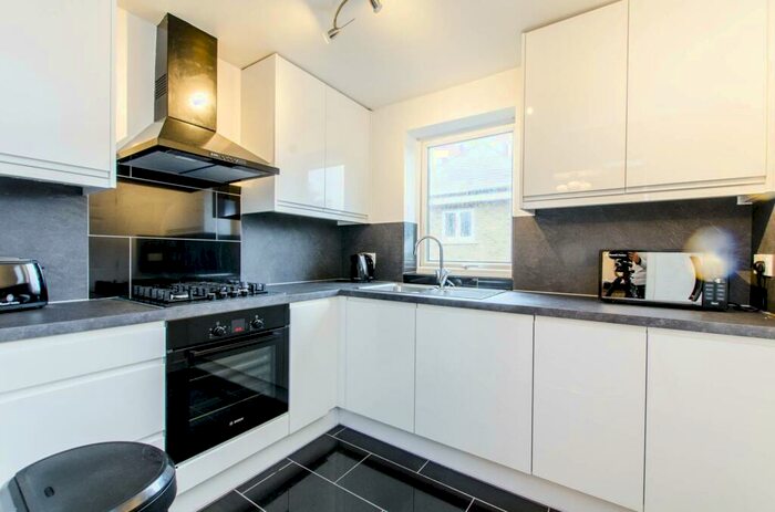 2 Bedroom Flat To Rent In Lincoln Road, Enfield, EN1