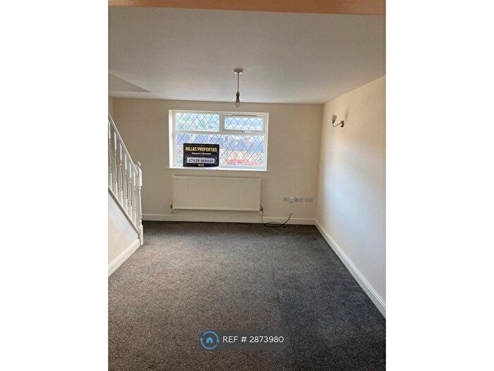 3 Bedroom Flat To Rent In Chapel Lane, Halifax, HX3