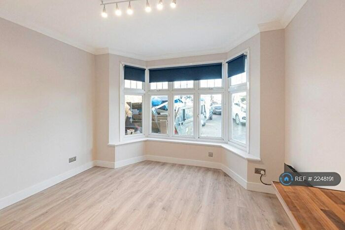 Studio To Rent In Hendon Way, London, NW2