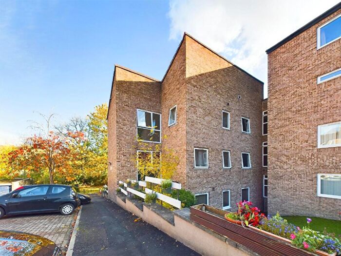 2 Bedroom Flat To Rent In Frizley Gardens, Bradford, BD9