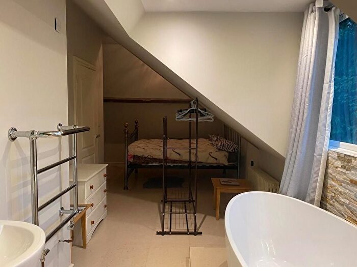 6 Bedroom Detached House To Rent In Redehall Road, London, RH6