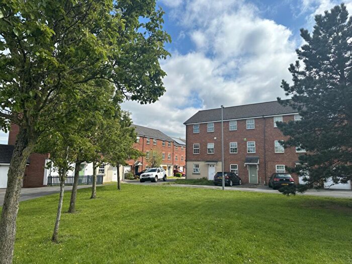 4 Bedroom Town House To Rent In Blackthorn Drive, Lindley, Huddersfield, HD3