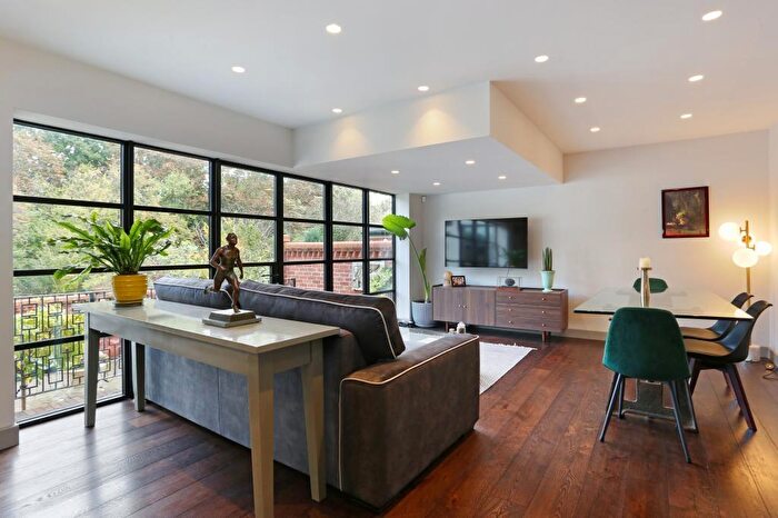 4 Bedroom Semi-Detached House To Rent In Great Bushey Drive London, N20