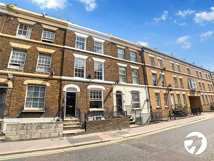 1 Bedroom Terraced House To Rent In High Street, Rochester, Kent, ME1