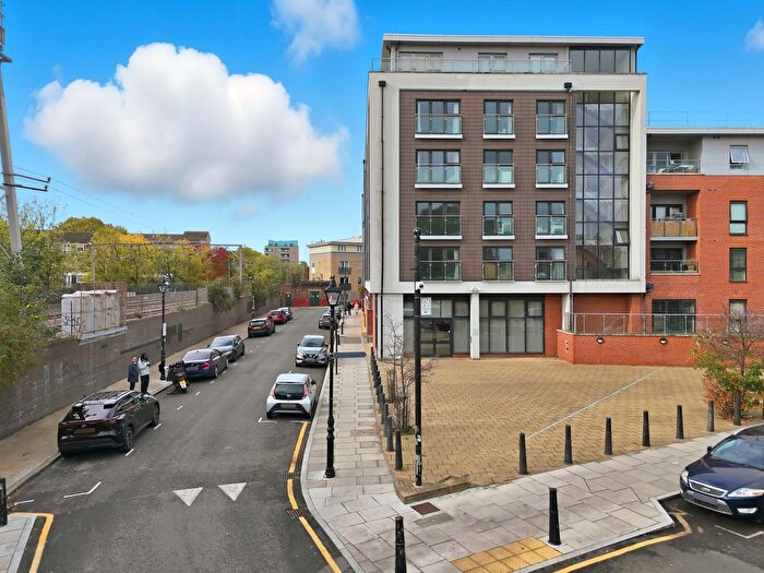 3 Bedroom Flat For Sale In Mostyn Grove, London, E3