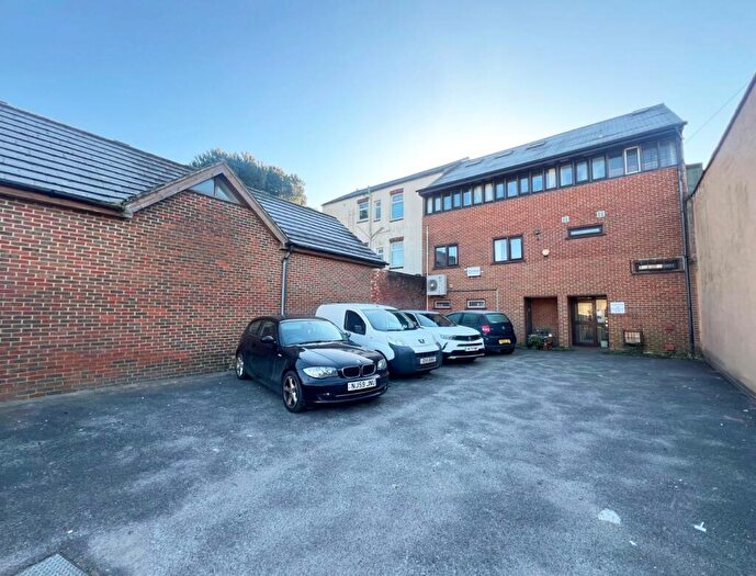 3 Bedroom Flat To Rent In Portsmouth Road, Woolston, Southampton, Hampshire, SO19