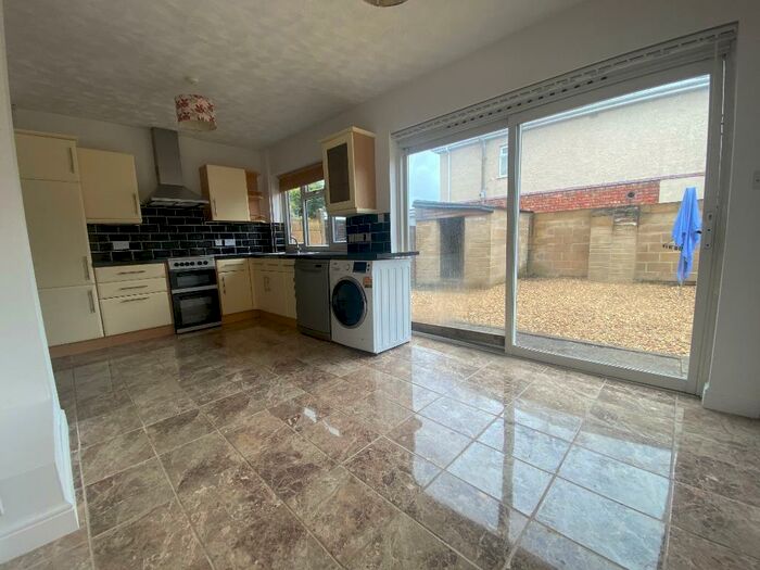 3 Bedroom Flat To Rent In Cricklade Road, Gorse Hill, Swindon, SN2
