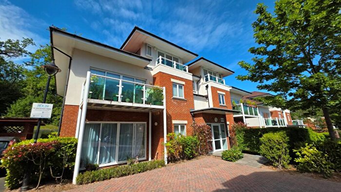 2 Bedroom Flat For Sale In Hill View, Dorking, RH4