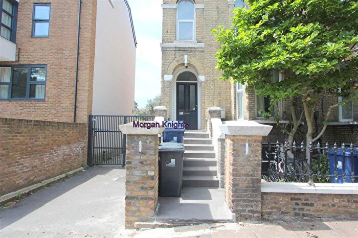3 Bedroom Flat To Rent In Alfred Road, Acton, W3