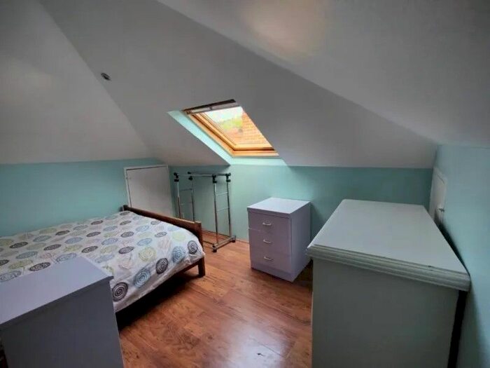 3 Bedroom Flat To Rent In Wellfield Road, London, SW16