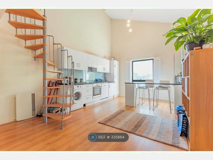 2 Bedroom Flat To Rent In Brownhill Court, London, SE6