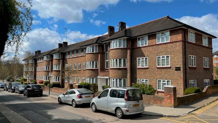 3 Bedroom Apartment To Rent In Beaufort Park, London, NW11