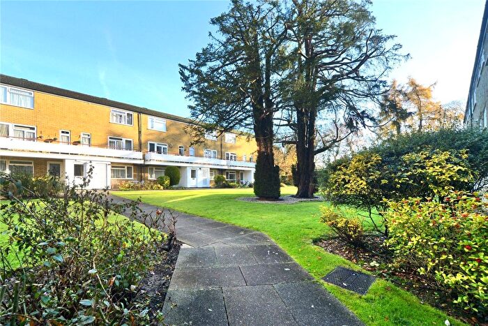 2 Bedroom Flat For Sale In Woodmansterne Lane, Banstead, Surrey, SM7