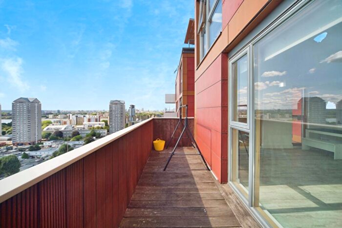 2 Bedroom Flat For Sale In Byng Street, London, London, E14