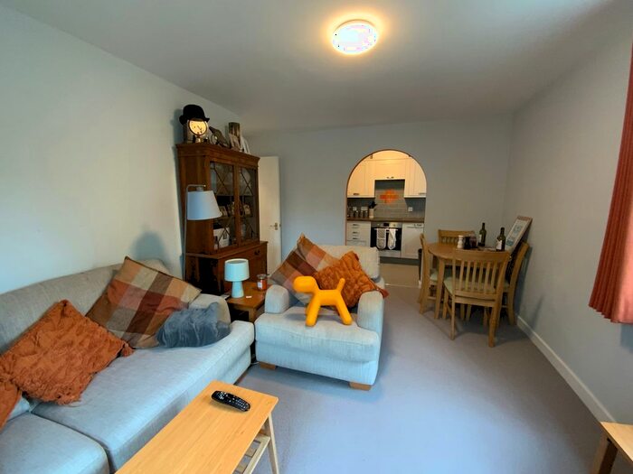 2 Bedroom Flat To Rent In Friarscroft Way, Aylesbury, HP20