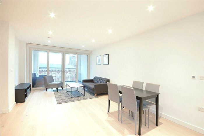 2 Bedroom Flat To Rent In Walworth Road, Elephant And Castle, London, SE17