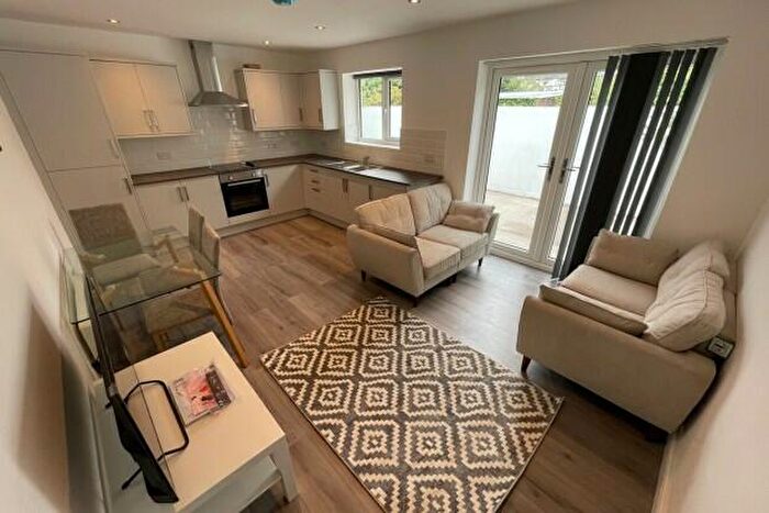 3 Bedroom Flat To Rent In Richmond Road - Cardiff, CF24