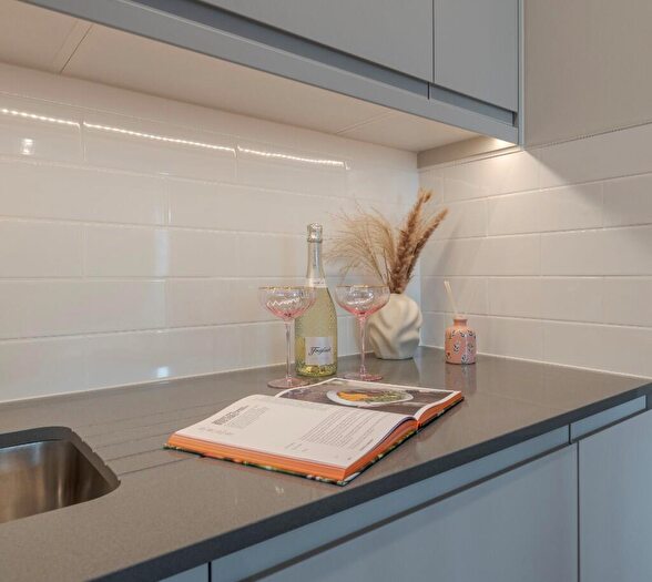 2 Bedroom Flat To Rent In Moat Street, London, SW11