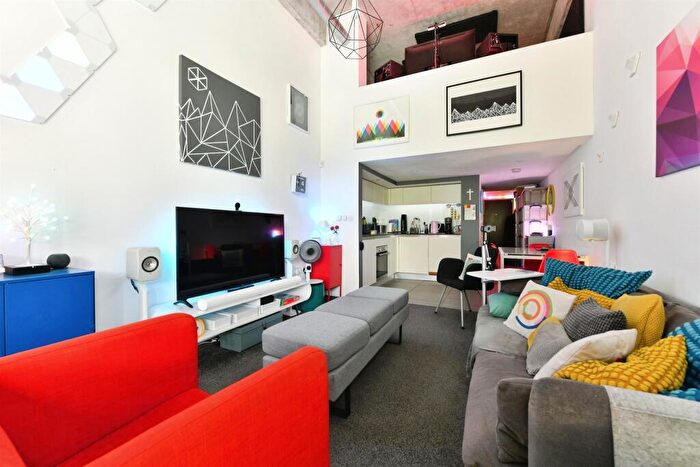 1 Bedroom Flat For Sale In Lake Shore Drive, Bristol, BS13