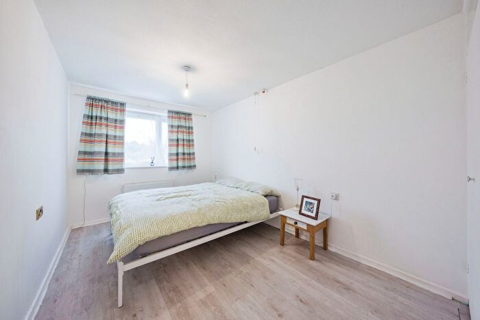 1 Bedroom Flat For Sale In Defoe Way, Romford, RM5