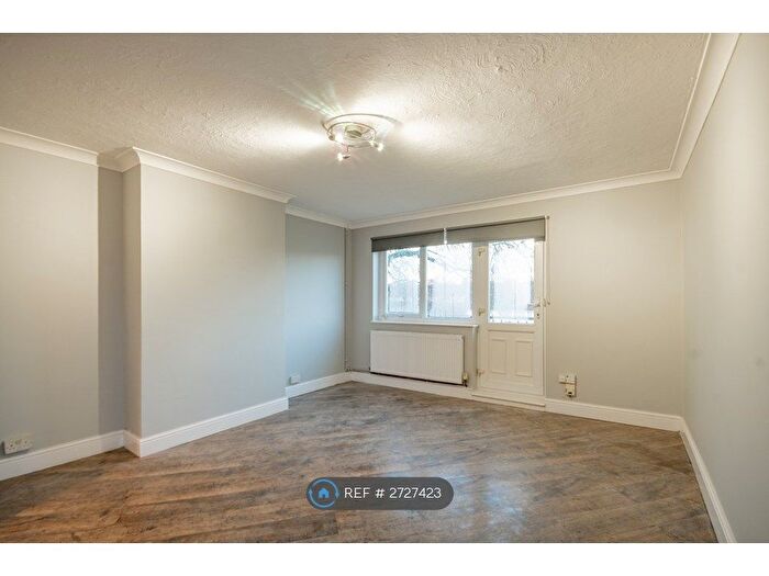 3 Bedroom Flat To Rent In Danbury Down, Basildon, SS14