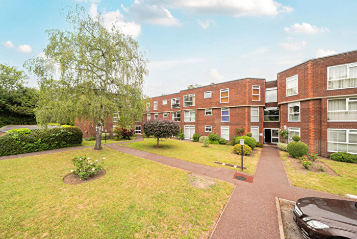 2 Bedroom Flat For Sale In Queens Court, Ellesmere Road, Weybridge, KT13