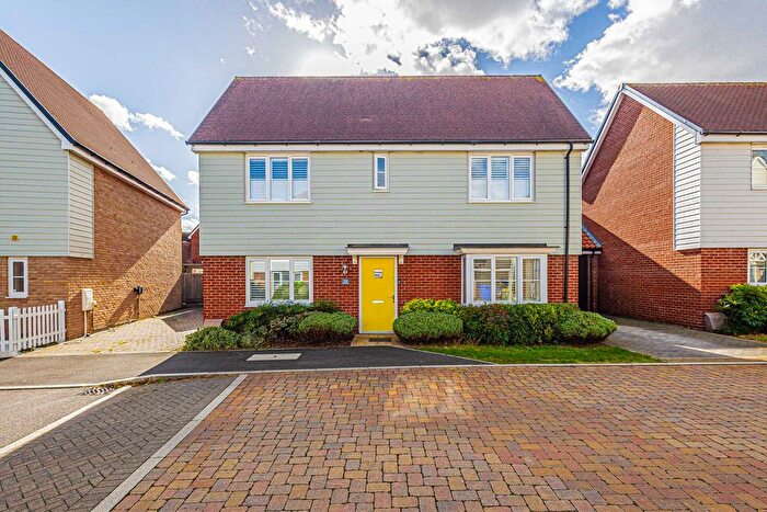 4 Bedroom Detached House For Sale In Alice Gardens, Rochford, SS4